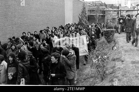 Madrid, 12.01.1976. Erstsemester der Autonomen Universität demonstrieren, gegen die Quote der Medizinischen Fakultät zu sein. Quelle: Album / Archivo ABC / Luis Ramírez Stockfoto