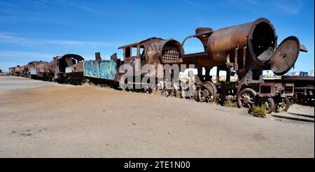 Rostende Vintage Dampflokomotiven auf dem Friedhof von Cementerio de Trenes oder Great Train. Uyuni, Bolivien, 11. Oktober 2023. Stockfoto