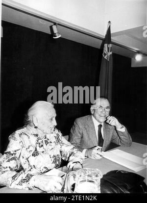 11/05/1982. Rücktritt von Santiago Carrillo als Generalsekretär der PCE vor dessen Exekutivkomitee. Die Plenarsitzung des Zentralausschusses der Partei muss den Rücktritt Carrillos bestätigen und den Vorschlag akzeptieren, dass der neue Generalsekretär Gerardo Iglesias, bisher Generalsekretär der PCE von Asturien, sein soll. Auf dem Bild, Santiago Carrillo (der nicht auf seinen Sitz im Abgeordnetenkongress verzichtet) mit Dolores Ibarruri. Quelle: Album / Archivo ABC / Jaime Pato Stockfoto