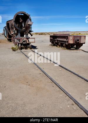 Rostende Vintage Dampflokomotiven auf dem Friedhof von Cementerio de Trenes oder Great Train. Uyuni, Bolivien, 11. Oktober 2023. Stockfoto