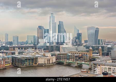 Die City of London blickte von Bankside über die Themse Stockfoto