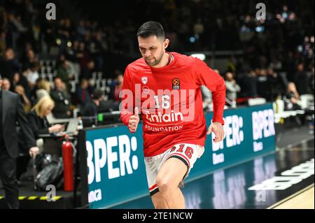 Bologna, Lombardei, Italien. Dezember 2023. 16 KOSTAS PAPANIKOLAOU von Olympiacos Piräus während der Euroleague, Runde 15, Spiel zwischen Virtus Segafredo Bologna und Olympiacos Piräus in der Virtus Segafredo Arena am 19. Dezember 2023 in Bologna, Italien. (Kreditbild: © Stefanos Kyriazis/ZUMA Press Wire) NUR REDAKTIONELLE VERWENDUNG! Nicht für kommerzielle ZWECKE! Stockfoto