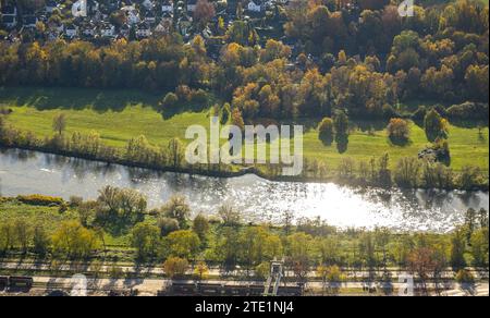 Luftaufnahme, Ruhr und Ruhraue im Hintergrund, herbstliche Laubbäume am Ufer des Ruhrtals, Witten, Ruhrgebiet, Nordrhein-Westfalen, Stockfoto