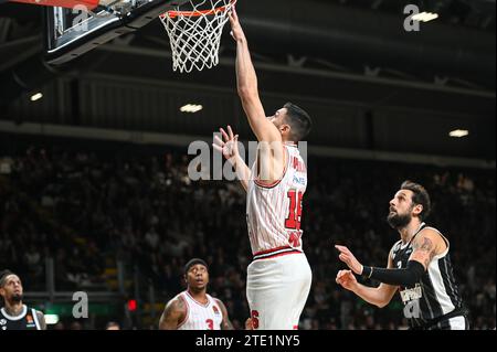 Bologna, Lombardei, Italien. Dezember 2023. 16 KOSTAS PAPANIKOLAOU von Olympiacos Piräus während der Euroleague, Runde 15, Spiel zwischen Virtus Segafredo Bologna und Olympiacos Piräus in der Virtus Segafredo Arena am 19. Dezember 2023 in Bologna, Italien. (Kreditbild: © Stefanos Kyriazis/ZUMA Press Wire) NUR REDAKTIONELLE VERWENDUNG! Nicht für kommerzielle ZWECKE! Stockfoto