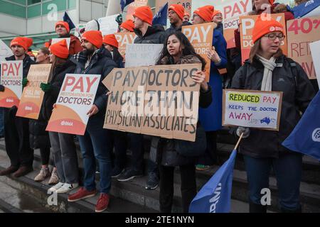 London, Großbritannien. Dezember 2023. Image © lizenziert für Parsons Media. 20/12/2023. London, Vereinigtes Königreich. Junior Doctors Strike. UCL. Bild von Martyn Wheatley/Parsons Media Picket Line am University College Hospital London, als Junior Doctors Arbeitskampfmaßnahmen in anhaltenden Streitigkeiten über die Bezahlung beginnen. Anrede: andrew parsons/Alamy Live News Stockfoto