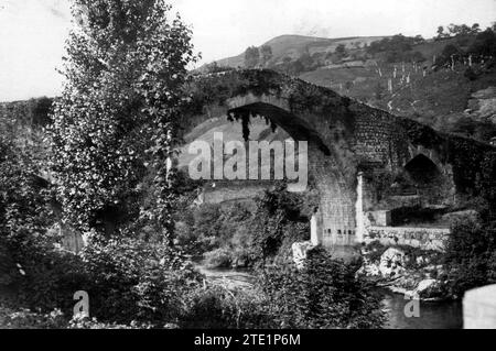 12/31/1930. Römische Brücke der Stadt Cangas de Onis (Asturien). Quelle: Album / Archivo ABC / Constantino Suárez Stockfoto