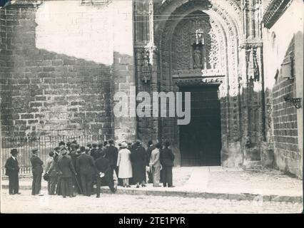 11/14/1931. Jerez de la Frontera, Cádiz.- die Ateneistas vor einer der Türen der Kirche von San Miguel, hören eine Erklärung über ihre Architektur. Quelle: Album/Archivo ABC/Castillo Stockfoto