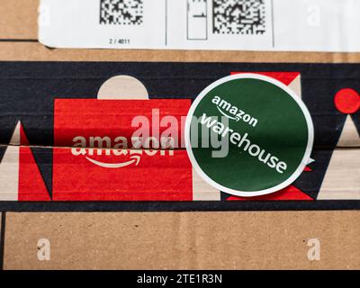 Aufkleber mit Amazon-Lager auf einer Verpackung. Das Logo des großen Technologieunternehmens ist auf dem Klebeband. Online-Shopping für Gebrauchtprodukte. Stockfoto