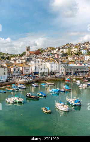 Blick über Brixham, eine kleine Küstenstadt an der Küste von Torbay, England Stockfoto