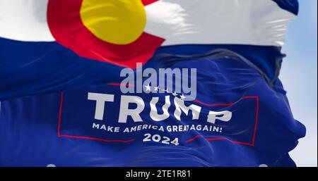 Denver, USA, 20. Dezember 2023: Trump 2024-Wahlkampfflagge winkt mit der Flagge des Bundesstaats Colorado. Am 2023. Dezember verordnet der Oberste Gerichtshof von Colorado Trump, dass er für die Präsenzpflicht nicht berechtigt ist Stockfoto