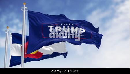 Denver, USA, 20. Dezember 2023: Trump 2024-Wahlkampfflagge winkt mit der Flagge des Bundesstaats Colorado. Am 2023. Dezember verordnet der Oberste Gerichtshof von Colorado Trump, dass er für die Präsenzpflicht nicht berechtigt ist Stockfoto