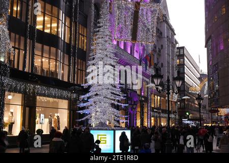 Einkaufsmenschen und Sehenswürdigkeiten während der Weihnachtszeit, Fashion Street, Deak utca, Budapest, Ungarn Stockfoto