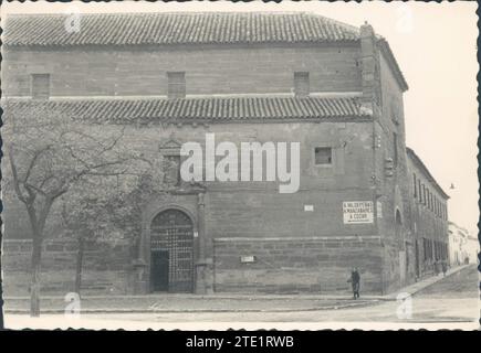 Villanueva de los Infantes (Ciudad Real), 1945 (CA.). Fassade des Klosters Santo Domingo, wo Francisco de Quevedo starb. Quelle: Album/Archivo ABC Stockfoto