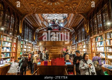 Bild des berühmten Livraria Lello in Porto. Stockfoto
