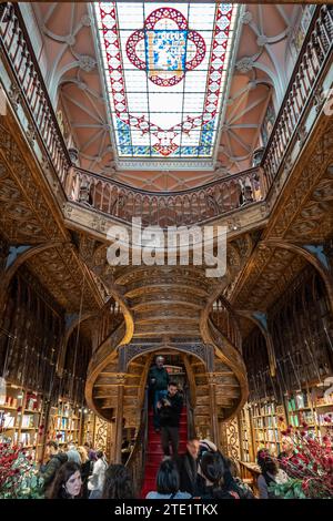 Bild des berühmten Livraria Lello in Porto. Stockfoto