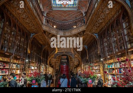 Bild des berühmten Livraria Lello in Porto. Stockfoto