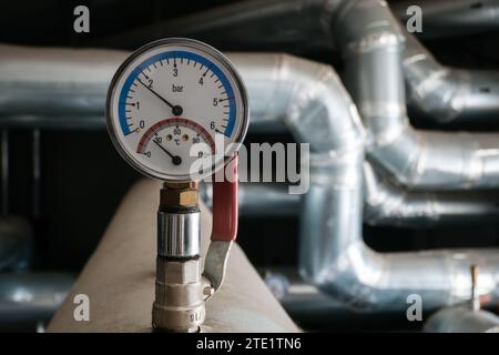 Thermomanometer mit Messinganschluss und Absperrventilen. Gerät zur Druck- und Temperaturmessung im Heizsystem Stockfoto