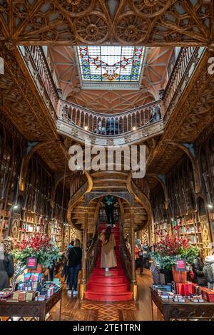 Bild des berühmten Livraria Lello in Porto. Stockfoto