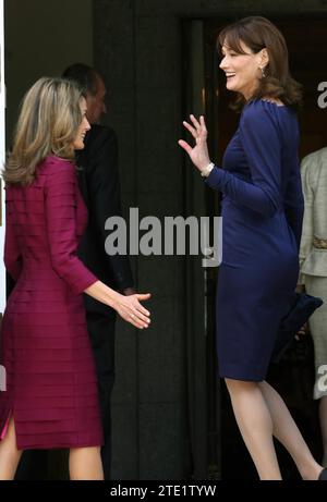 04/26/2009. MADRID, 27.04.09.- der französische Präsident, Nicolás Sarkozy und seine Frau Carla Bruni bei ihrer Ankunft im Zarzuela-Palast, um an dem Mittagessen teilzunehmen, das von SS.mm. Den Königen zu Ehren der Besucher angeboten wird, im Rahmen des ersten offiziellen Besuchs des französischen Präsidenten in Spanien. - Foto ernesto acute.archdc. Quelle: Album/Archivo ABC/Ernesto Agudo Stockfoto