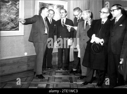 Lissabon, November 1964. Unter der Schirmherrschaft des Ministeriums für Information und Tourismus wurde in Lissabon eine Ausstellung zeitgenössischer spanischer Malerei eröffnet. Den Vorsitz führte der spanische Botschafter, in Begleitung des Generaldirektors für Information und Tourismus, Carlos Robles Piquer, des Untersekretärs des Ratsvorsitzes, Paulo Rodrígues, des nationalen Informationssekretärs, César Moreira Baptista und des Kulturattachés der Botschaft, Don Pedro Rocamora. Quelle: Album / Archivo ABC / J. Barunat Stockfoto