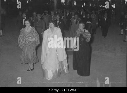 05/24/1957. Die Souveränen des Iran in Spanien. Im Bild, bei der Ankunft beim Galadinner, das der Stadtrat von Madrid zu Ehren der persischen Herrscher in den Gärten von Cecilio Rodríguez im Retiro-Park angeboten hat, wunderschön beleuchtet. Auf dem Foto erscheinen im Vordergrund Kaiserin Soraya, Doña Carmen Polo de Franco und die Herzogin von Pastrana, im Hintergrund der Schah mit dem Staatsoberhaupt und dem Grafen von Mayalde. Quelle: Album / Archivo ABC / Manuel Sanz Bermejo Stockfoto