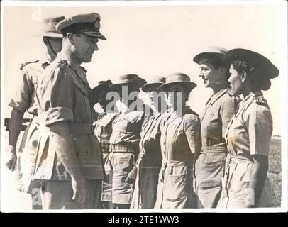 12/31/1943. Lord Mountbatten, Chef der alliierten Streitkräfte in Südostasien, inspiziert britische Krankenschwestern im Arakan-Sektor an der Burma-Front. Quelle: Album/Archivo ABC Stockfoto