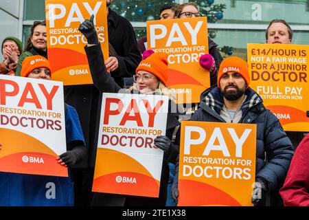 London, Großbritannien. Dezember 2023. Eine Streiklinie außerhalb der UCHL dankt Autos, die ihre Unterstützung hupen - im Vorfeld der Weihnachtszeit beginnen Junior Doctors ihren jüngsten Streik über Bezahlung und Arbeitsbedingungen. Der Streik wurde vom BMA organisiert. Guy Bell/Alamy Live News Stockfoto