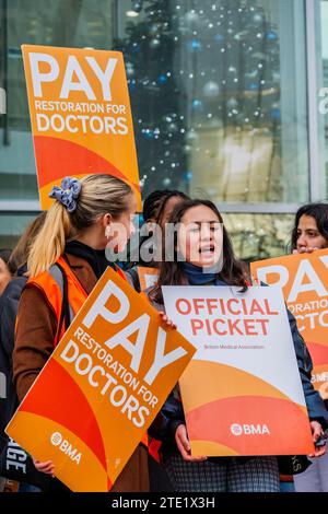 London, Großbritannien. Dezember 2023. Eine Streiklinie außerhalb der UCHL - im Vorfeld der Weihnachtsfeier beginnen Junior Doctors ihren jüngsten Streik über Lohn- und Arbeitsbedingungen. Der Streik wurde vom BMA organisiert. Guy Bell/Alamy Live News Stockfoto