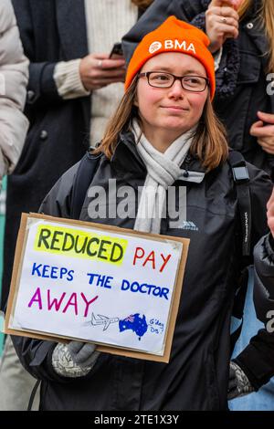 London, Großbritannien. Dezember 2023. Eine Streiklinie außerhalb der UCHL - im Vorfeld der Weihnachtsfeier beginnen Junior Doctors ihren jüngsten Streik über Lohn- und Arbeitsbedingungen. Der Streik wurde vom BMA organisiert. Guy Bell/Alamy Live News Stockfoto