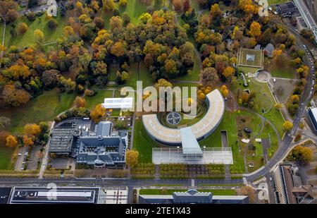 Luftaufnahme, halbrunde Gebäude des Hauptsitzes der Bayer AG im Chempark, Bayer Casino, Bayer Cross Logo in einem Garten, Wiesdorf, Leverkusen, RHI Stockfoto