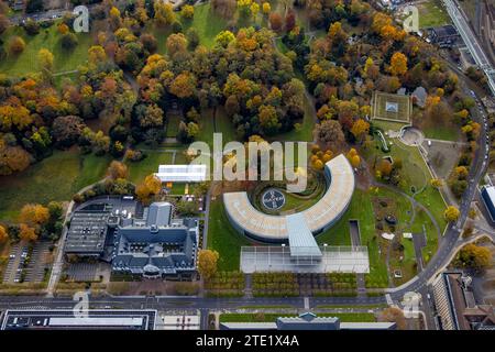 Luftaufnahme, halbrunde Gebäude des Hauptsitzes der Bayer AG im Chempark, Bayer Casino, Bayer Cross Logo in einem Garten, Wiesdorf, Leverkusen, RHI Stockfoto