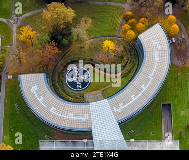 Luftaufnahme, halbrunde Gebäude des Hauptsitzes der Bayer AG im Chempark, Bayer-Kreuz-Logo in einem Garten, Wiesdorf, Leverkusen, Rheinland, Nord Stockfoto