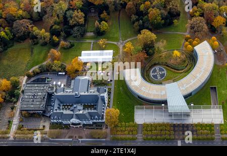 Luftaufnahme, halbrunde Gebäude des Hauptsitzes der Bayer AG im Chempark, Bayer Casino, Bayer Cross Logo in einem Garten, Wiesdorf, Leverkusen, RHI Stockfoto