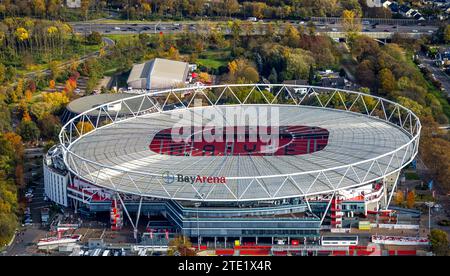 Aus der Vogelperspektive, BayArena Bundesliga Stadion des Fußballvereins Bayer 04 Leverkusen, umgeben von herbstlichen Laubbäumen, an der Leverkusener Autobahn jun Stockfoto