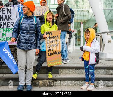 London, Großbritannien. Dezember 2023. Die Löhne decken nicht die Kinderbetreuung ab - Eine Streiklinie außerhalb der UCHL - im Vorfeld des Weihnachtsstreiks beginnen Juniorärzte ihren jüngsten Streik über Löhne und Arbeitsbedingungen. Der Streik wurde vom BMA organisiert. Guy Bell/Alamy Live News Stockfoto