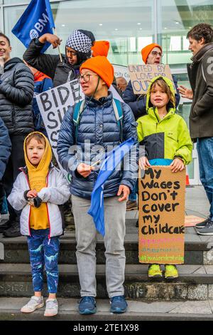 London, Großbritannien. Dezember 2023. Die Löhne decken nicht die Kinderbetreuung ab - Eine Streiklinie außerhalb der UCHL - im Vorfeld des Weihnachtsstreiks beginnen Juniorärzte ihren jüngsten Streik über Löhne und Arbeitsbedingungen. Der Streik wurde vom BMA organisiert. Guy Bell/Alamy Live News Stockfoto