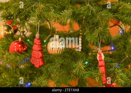 Weihnachtsbaum mit traditioneller Weihnachtsdekoration, beleuchtet von Weihnachtslichtern Stockfoto