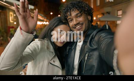 Selfie Vlog Reise Blog Influencer Aufnahme Video Social Media Webcam Ansicht Blick auf Kamera winkende Hand Gruß lächelnde indische Arabische Paar Stockfoto