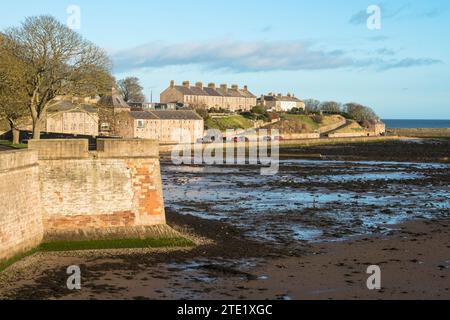 Blick in Richtung Plommer's Tower und Pier Road von der Stadtmauer, Berwick upon Tweed, Northumberland, England, Großbritannien Stockfoto