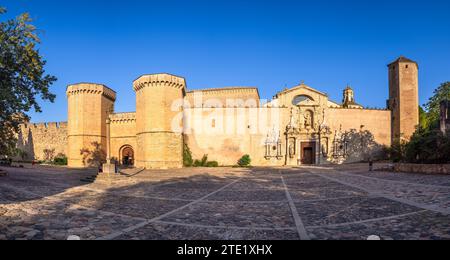 Poblet, Spanien - 8. Oktober 2023: Kloster Santa Maria de Poblet - berühmte Abtei und UNESCO-Weltkulturerbe Katalonien Stockfoto