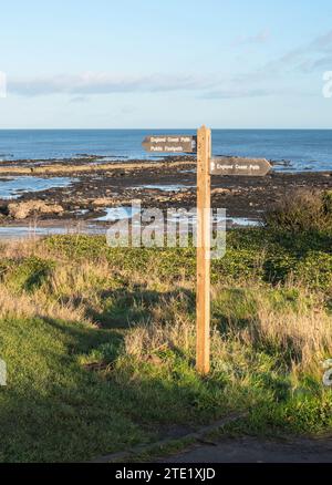 Ein Wegweiser auf dem England Coast Path in Berwick upon Tweed, Northumberland, England, Großbritannien Stockfoto
