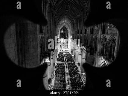 Der Sarg des pensionierten Associate Justice des Supreme Court Sandra Day O’Connor wird am Dienstag, den 19. Dezember 2023, von der Washington National Cathedral in Washington, DC, begleitet. Justice O’Connor, eine in Arizona geborene Frau, die von US-Präsident Ronald Reagan ernannt wurde, war die erste Frau, die am höchsten Gericht des Landes diente, diente von 1981 bis 2006 und verstarb am 1. Dezember 2023 im Alter von 93 Jahren. Quelle: Rod Lamkey/CNP/MediaPunch Stockfoto