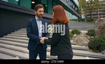 Zwei kaukasische Geschäftspartner treffen sich in der Stadt in der Nähe des Büros, schütteln die Hände Kollegen Partner Unternehmer Kollegen Corporate CEO Geschäftsmann Stockfoto