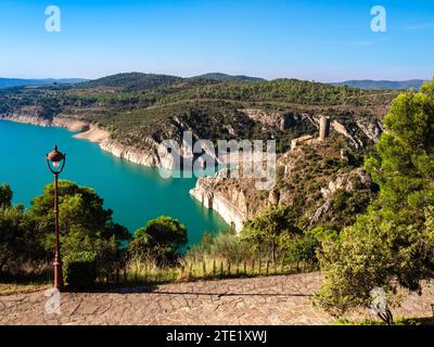 Blick auf die Landschaft von Torreciudad auf den See El Grado, Aragon, Spanien Stockfoto