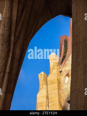 Barcelona, Spanien - 7. Oktober 2023: Nahaufnahme der architektonischen Details der modernistischen Sagrada Familia Basilika, die als Meisterwerk des katalanischen Bogens gilt Stockfoto