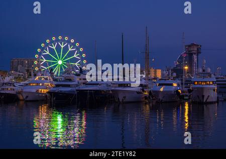 Barcelona, Spanien - 7. Oktober 2023: Blaue Stunde im Marina Port Vell in Barcelona, dem Yachthafen für Superyachten. Stockfoto
