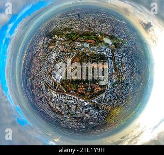 Luftaufnahme, Friedhof Melaten umgeben von herbstlichen Laubbäumen, Innerer Grüngürtel Park, Erdkugel, Fischaugenbild, 360-Grad-Bild, winzige Welt Stockfoto