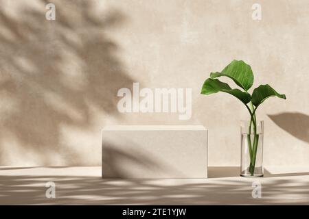 Beigefarbenes Marmor, rechteckiges oder würfelförmiges Podium oder Plattformmodell zur Produktpräsentation. Sonniges Sommerambiente im Freien mit Blattschatten und grünen Pflanzen Stockfoto