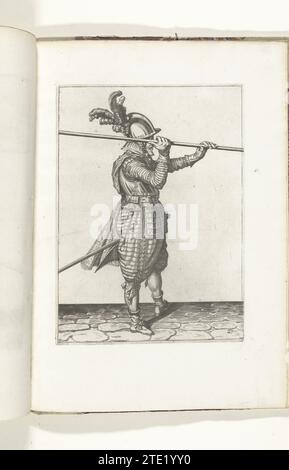 Soldat, der seine Spieße mit beiden Händen horizontal über der rechten Schulter hebt (Nr. 27), ca. 1600, 1608 Ein Soldat, rechts, der mit beiden Händen horizontal über der rechten Schulter (Nr. 27) einen Spieß (Lanze) hebt, ca. 1600. Platte 27 in der Anleitung für die Handhabung des Spießes: Corte Onderwysinghe auf dem Figuerliicke-Bild - Hang trolle bruck, von allen t'ghene ein Soldaet int, der den Spionagenotfall einsetzt. Teil der Illustrationen in: J. de Gheyn, Waffenhandel von Roers Musquetten and Spiessen, Amsterdam, 1608. Kriegspreis um 1600. Druckerei: Northern Netherlandsprint Stockfoto