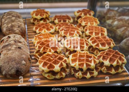 Wiener Waffeln köstliches frisches Dessert in einem Café auf der Straße, in einem Bäckereifenster. Stockfoto